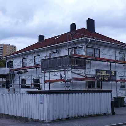 Stillas rundt et hus